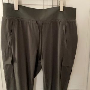 Athleta Polyester/Spandex Cropped Pants Size 16